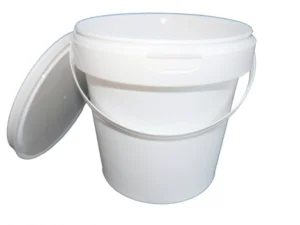 Vit livsmedelsgodkänd plastburk 1,5 kg med transparent lock och handtag, perfekt för honung