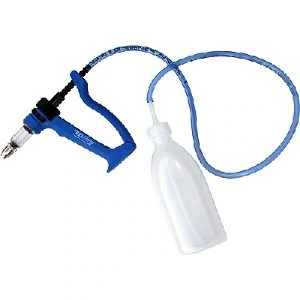 Oxsalsyrespruta med blå slang och 0,5 liters behållare för exakt dosering av oxalsyralösning i biodling