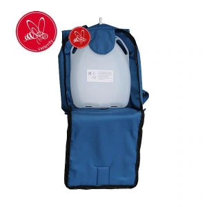 Blå ryggsäck med vit 2,5 liters plastdunk för dosering av oxalsyra eller Bienenwohl i biodlingBlå ryggsäck med vit 2,5 liters plastdunk för dosering av oxalsyra eller Bienenwohl i biodling