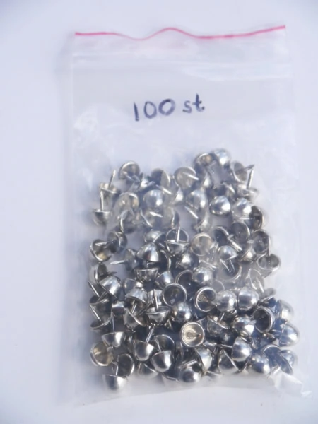 Påse med ca 100 avståndsstift i metall med 1 ben, 6 mm för biodling.