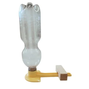 Flusterfodrare i plast med PET-flaska och träkil för enkel stödutfodring av bin