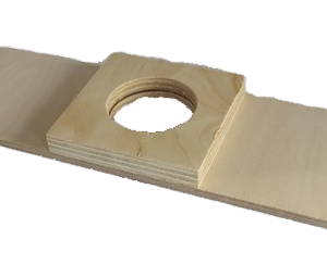 Foderbräde i plywood med gängad kloss, anpassad för foderkopp till bikupa