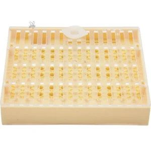 NC Kassett i plast med plats för 110 cellkoppar, används för drottningodling utan omlarvning.