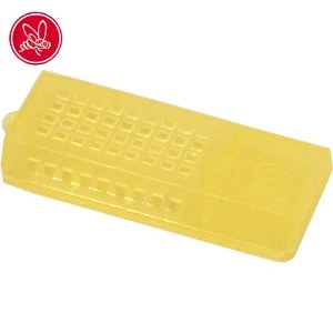 NC Utätningsbur i gul plast med ventilationshål för transport och tillsättning av drottningar.