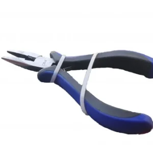 Näbbtång i stål med svarta och blå gummihandtag, 125 mm lång.