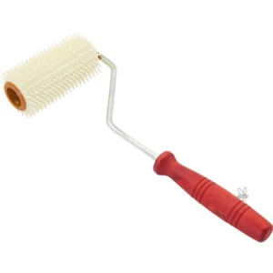 Nålvals med PVC-nålar och rött plasthandtag, används för ljunghonung och som avtäckningsrulle.