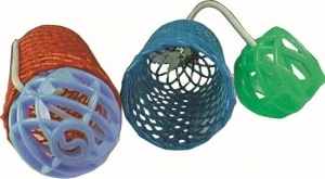 Tre papiljotter i olika färger för infångning av drottningar, tillverkade i plast med metallbåge.