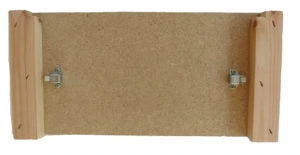 Ramform i trä och hårdskiva för montering av LN-ramar, med beslag för stabil fastsättning.