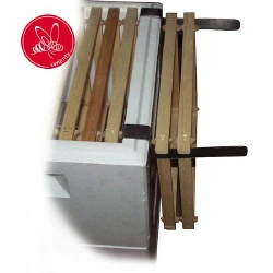 Ramhållare i rostfritt stål för träkupor, 25 mm mellan ramarna, plats för fyra ramar.