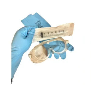 Skyddshandskar, tätsittande skyddsglasögon och spruta i ett paket för biodlare vid behandling med syra