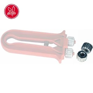 Ett par reservhjul i metall till trådspännare för biodling.