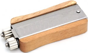 Trådsträckare i rostfritt stål med starka rullar och ergonomiskt trähandtag.