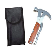 Multiverktyg med trähandtag och flera funktioner inklusive hammare, kniv och skiftnyckel.