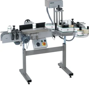 Automatisk etiketteringsmaskin i rostfritt stål med transportband och rullstation för självhäftande etiketter på burkar och flaskor.