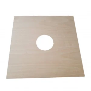 Foderplatta i trä 450×540 mm med hål i mitten för rund bitömmare, anpassad för Langstrothkupor.