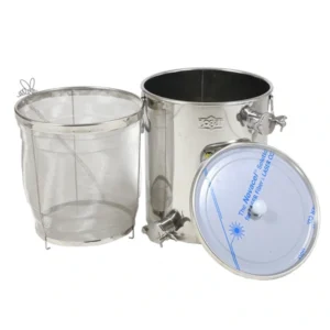 Rostfritt förfilter med finmaskig silinsats och lock, perfekt för förfiltrering av honung i biodling.