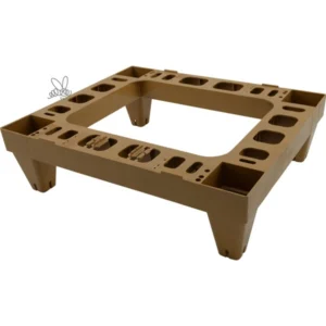 Brun plastkupbänk från Nicot med fyra ben, använd för att höja bikupan från marken.