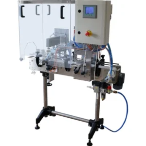 Lockpåskruvningsmaskin från Swienty med transportband och automatisk lockmontering för glasburkar.