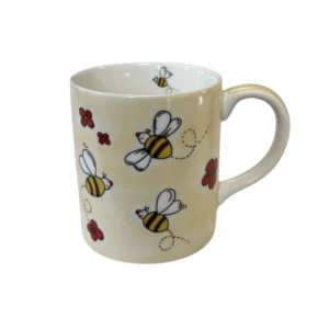 Vit porslinsmugg dekorerad med handmålade bin och röda blommor.