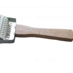 Nålvals med rostfria nålar och trähandtag, används för att perforera ljunghonung eller avtäckning av ramar.