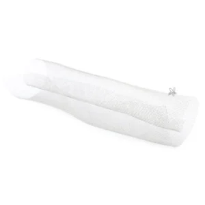 Rostfritt stålnät med 2,8 mm maskstorlek och 1 meter bredd, hoprullat mot vit bakgrund.