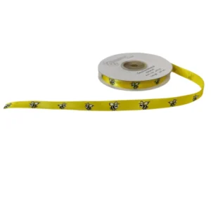 Gult satinband med tryckta bin, levereras på rulle 25 meter, perfekt till presentinslagning och dekoration.