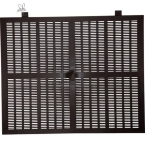 Svart propolisgaller i plast med små slitsar för insamling av propolis i bikupa.