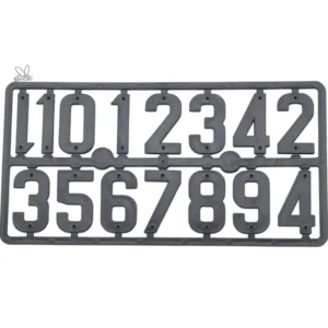 Vit plast­siffra för märkning av bikupor, 4 cm hög, tillverkad i väder­tåligt material.