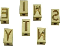 Metallsiffror och bokstäver i 22 mm höjd, anpassade för brännare, används för märkning och numrering.