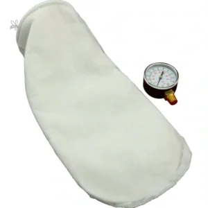 Vit silpåse i 50 mikron med fin struktur, anpassad för rörfilter 109130, bredvid en manometer.