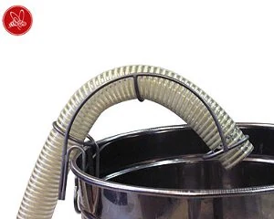 Slanghållare för 2-tumsslang, fäst på kanten av en rostfri behållare för stabil tappning.