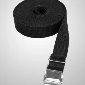 Svart spännrem 5 meter med metallspänne, rullad mot ljus bakgrund. Kan beställas med eget tryck, minsta kvantitet 100 st.