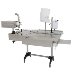 Tappstation PRO i rostfritt stål med Dana Api MATIC 2000+, lockdispenser och lockpåskruvare för effektiv tappning av honung.