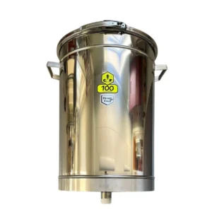 Blankpolerad rostfri behållare 100 kg med konisk botten och 1½" nippel i mitten. Levereras med löst lock och spänne.