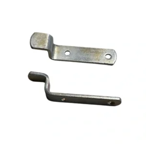 Två metallvinkelbeslag med förborrade hål, 80 mm långa och 16 mm breda, levereras utan skruv.