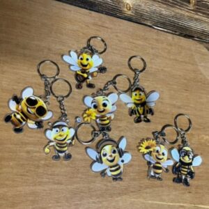 Blandade nyckelringar med bin i hård plast, ca 4 cm, olika glada figurer.