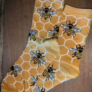 Honungsgula strumpor med mönster av bin och vita bikakor, one size för vuxen.